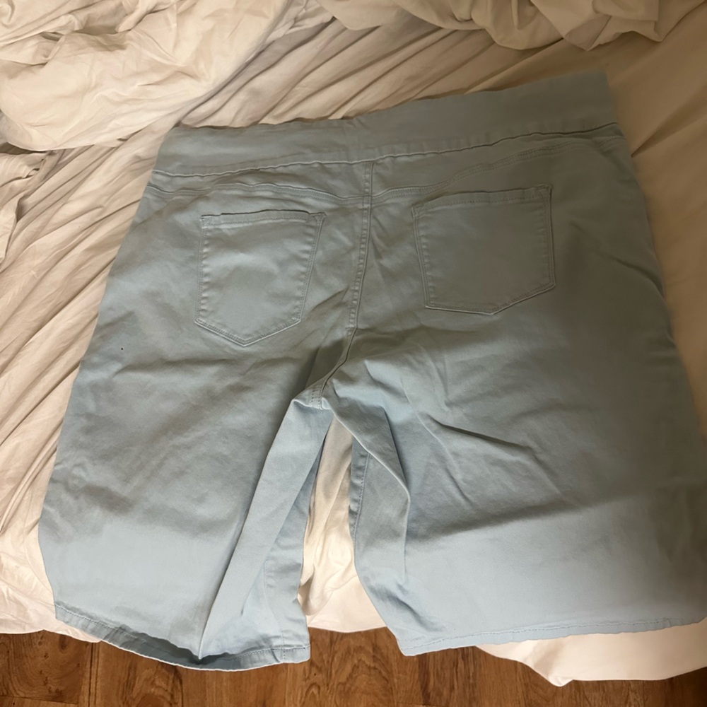 Comfy, relaxing shorts 🩳, slimming effect.